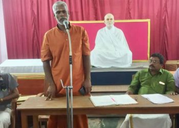 ആലുവ അദ്വൈതാശ്രമം ഭക്തജന സമിതി യോഗത്തില്‍ സെക്രട്ടറി സ്വാമി ശിവസ്വരൂപാനന്ദ പ്രസംഗിക്കുന്നു.