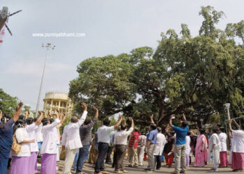 കൊറോണബാധയുടെ പശ്ചാത്തലത്തില്‍ ആരോഗ്യപ്രവര്‍ത്തകരോടുള്ള ആദരസൂചകമായി ഇന്ത്യന്‍ വ്യോമസേന രാജ്യത്തെ വിവിധ കോവിഡ് ആശുപത്രികള്‍ക്കു മുകളില്‍ പുഷ്പവൃഷ്ടി നടത്തി. തിരുവനന്തപുരം മെഡിക്കല്‍കോളെജ് ആശുപത്രിക്കുമുകളില്‍ വ്യോമസേന ഹെലികോപ്ടറില്‍ പുഷ്പവൃഷ്ടി നടത്തിയപ്പോള്‍.
ഫോട്ടോ: രാജു സുന്ദരം