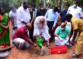 സുഭിക്ഷ കേരളം പദ്ധതിയുടെ ഭാഗമായി രാജ്ഭവനില്‍ ആരംഭിക്കുന്ന പച്ചക്കറി കൃഷി ഗവര്‍ണര്‍ ആരിഫ് മുഹമ്മദ് ഖാന്‍ ഉദ്ഘാടനം ചെയ്യുന്നു. മന്ത്രി വി.എസ്.സുനില്‍ കുമാര്‍ സമീപം.