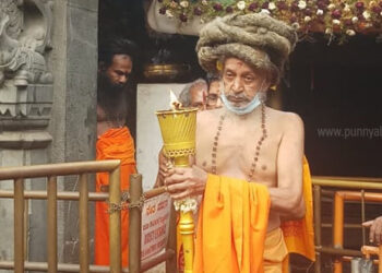 കൊല്ലൂര്‍ ശ്രീമൂകാംബികാ ദേവീക്ഷേത്രത്തിലെ ശ്രീകോവിലില്‍ നിന്നും മുഖ്യപൂജാരി ഗോവിന്ദ അഡിഗ പകര്‍ന്നുനല്‍കിയ ജ്യോതി ശ്രീരാമദാസ ആശ്രമം അദ്ധ്യക്ഷന്‍ സ്വാമി ബ്രഹ്മപാദാനന്ദ സരസ്വതി തൃപ്പാദങ്ങള്‍ ഏറ്റുവാങ്ങി ശ്രീരാമരഥത്തില്‍ പ്രതിഷ്ഠിക്കുന്നതിനായി കടന്നുവരുന്നു.