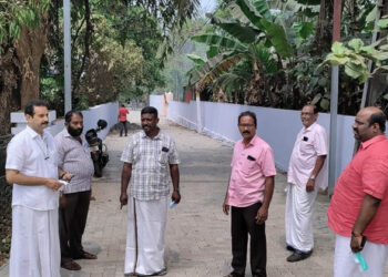 ആലുവ അദ്വൈതാശ്രമത്തിന്റെ സ്വകാര്യ വഴി നഗരസഭ കയ്യേറി നടത്തിയ നിർമ്മാണം സിപിഐ എം പ്രവർത്തകർ സന്ദർശിക്കുന്നു.