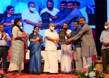 നാഷണല്‍ സര്‍വീസ് സ്‌കീമിന്റെ സംസ്ഥാന പുരസ്‌കാരങ്ങള്‍ മുഖ്യമന്ത്രി പിണറായി വിജയന്‍ വിതരണം ചെയ്യുന്നു