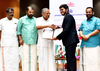 കേരള അഡ്മിനിസ്‌ട്രേറ്റീവ് സര്‍വീസ് പരിശീലന പൂര്‍ത്തീകരണ പ്രഖ്യാപനവും സര്‍ട്ടിഫിക്കറ്റ് വിതരണവും മുഖ്യമന്ത്രി പിണറായി വിജയന്‍ നിര്‍വഹിക്കുന്നു