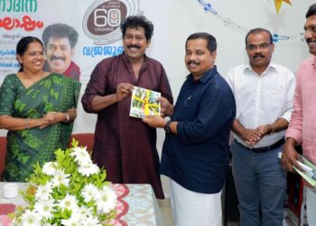 സര്‍വവിജ്ഞാനകോശം ഇന്‍സ്റ്റിറ്റ്യൂട്ട് ഒരുക്കിയ പുസ്തകപ്രദര്‍ശനം നടന്‍ പ്രേംകുമാര്‍ ഉദ്ഘാടനം ചെയ്യുന്നു.