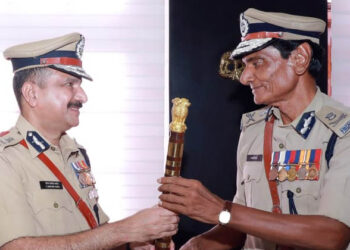 സ്ഥാനമൊഴിയുന്ന പോലീസ് മേധാവി അനില്‍ കാന്ത് പുതുതായി ചുമതലയേറ്റ ഡോ. ഷെയ്ഖ് ദര്‍വേഷ് സാഹിബിന് അധികാരദണ്ഡ് കൈമാറുന്നു.