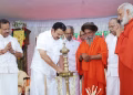 ചേങ്കോട്ടുകോണം ശ്രീരാമദാസ ആശ്രമത്തില്‍ വിശ്വശാന്തി സമ്മേളനം ആരോഗ്യ കുടുംബക്ഷേമ ദേവസ്വം മന്ത്രി കെ.മുരളീധരന്‍ ഉദ്ഘാടനം ചെയ്തു. ശ്രീരാമദാസമിഷന്‍ അധ്യക്ഷന്‍ ശ്രീശക്തി ശാന്താനന്ദ മഹര്‍ഷി, കൈമനം അമൃതാനന്ദമയീ മഠം മഠാധിപതി സ്വാമി ശിവാമൃതാനന്ദപുരി, വി.മുരളീധരന്‍ എം.എല്‍.എ, മുന്‍ എം.പി എന്‍.പീതാംബരക്കുറുപ്പ്, മുന്‍ എം.എല്‍.എ എം.എ.വാഹീദ്, മാധവന്‍.ബി.നായര്‍ എന്നിവര്‍ സമീപം.