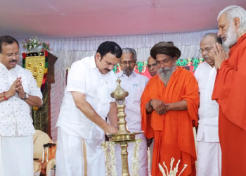 ചേങ്കോട്ടുകോണം ശ്രീരാമദാസ ആശ്രമത്തില്‍ വിശ്വശാന്തി സമ്മേളനം ആരോഗ്യ കുടുംബക്ഷേമ ദേവസ്വം മന്ത്രി കെ.മുരളീധരന്‍ ഉദ്ഘാടനം ചെയ്തു. ശ്രീരാമദാസമിഷന്‍ അധ്യക്ഷന്‍ ശ്രീശക്തി ശാന്താനന്ദ മഹര്‍ഷി, കൈമനം അമൃതാനന്ദമയീ മഠം മഠാധിപതി സ്വാമി ശിവാമൃതാനന്ദപുരി, വി.മുരളീധരന്‍ എം.എല്‍.എ, മുന്‍ എം.പി എന്‍.പീതാംബരക്കുറുപ്പ്, മുന്‍ എം.എല്‍.എ എം.എ.വാഹീദ്, മാധവന്‍.ബി.നായര്‍ എന്നിവര്‍ സമീപം.