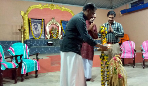 ചേങ്കോട്ടുകോണം ശ്രീരാമദാസ ആശ്രമത്തിലെ ജ്യോതിക്ഷേത്രസന്നിധിയില് ആയൂര്ശാസ്ത്രസമ്മേളനം പങ്കജകസ്തൂരി മാനേജിംഗ് ഡയറക്ടര് പദ്മശ്രീ ഡോ.ജെ.ഹരീന്ദ്രന് നായര് ഭദ്രദീപം തെളിച്ച് ഉദ്ഘാടനം ചെയ്യുന്നു. യാഗാചാര്യന് വി.ജയശങ്കര്, ഡോ.എസ്.ആനന്ദ് എന്നിവര് സമീപം.