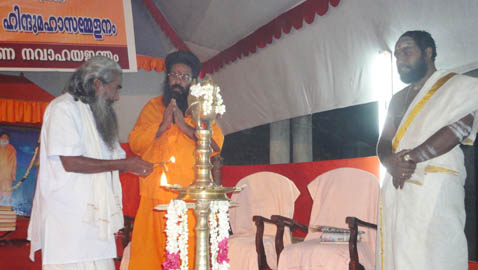 ഭാഗവത സമ്മേളനത്തിന്‍റെ ഉദ്ഘാടനം ബ്രഹ്മചാരി ഹരിഹരചൈതന്യ ഭദ്രദീപം തെളിച്ച് നിര്‍വഹിക്കുന്നു. സ്വാമി സത്യാനന്ദ തീര്‍ത്ഥപാദര്‍, ഹരിദാസ് ശര്‍മ്മ എന്നിവര്‍ സമീപം.