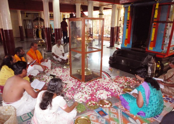ബ്രഹ്മശ്രീ നീലകണ്ഠഗുരുപാദരുടെ 112-ാം അവതാര ജയന്തി ആഘോഷത്തോടനുബന്ധിച്ച് ആശ്രമത്തില്‍ നടന്ന ലക്ഷാര്‍ച്ചന