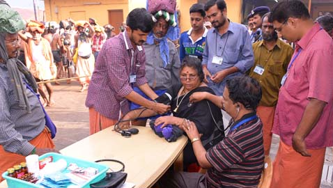 ശബരിമല സന്നിധാനത്തെ കൊടിമരത്തിന് സമീപം ആരംഭിച്ച സഹാസ് കാര്ഡിയോളജി സെന്ററില് അയ്യപ്പഭക്തരെ ഡോക്ടര് പരിശോധിക്കുന്നു.