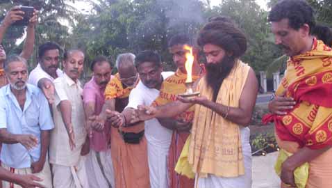 ചേങ്കോട്ടുകോണം ശ്രീരാമദാസ ആശ്രമത്തിന്റെ ആഭിമുഖ്യത്തില് നടക്കുന്ന ശ്രീരാമനവമി രഥയാത്ര ശ്രീരാമന്ചിറയിലെത്തി മണ്ണ് അര്പ്പിച്ച് പൂജ നടത്തിയപ്പോള്.