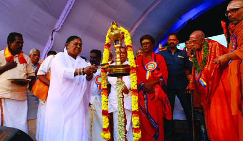 ആചാരസംരക്ഷണം ലക്ഷ്യമാക്കിക്കൊണ്ട് ശബരിമല കര്‍മ്മസമിതി തിരുവനന്തപുരം പുത്തരിക്കണ്ടം മൈതാനിയില്‍ സംഘടിപ്പിച്ച അയ്യപ്പ ഭക്തസംഗമം മാതാ അമൃതാനന്ദമയി ദേവി ഭദ്രദീപം തെളിച്ച് ഉദ്ഘാടനം ചെയ്യുന്നു. സ്വാമി പ്രകാശാനന്ദ, സ്വാമി ചിദാനന്ദപുരി തുടങ്ങിയവര്‍ സമീപം.