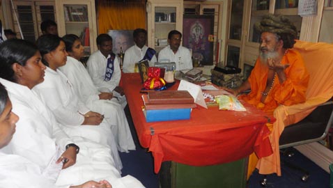 'ശാന്തിദൂത് യുവസൈക്കിള്‍ യാത്ര' യിലെ അംഗങ്ങള്‍ ശ്രീരാമദാസ ആശ്രമത്തില്‍ സ്വാമി ബ്രഹ്മപാദാനന്ദ സരസ്വതി തൃപ്പാദങ്ങളെ സന്ദര്‍ശിച്ചപ്പോള്‍.