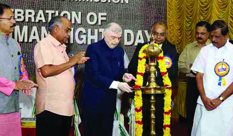 സംസ്ഥാന മനുഷ്യാവകാശ കമ്മീഷന്‍ തിരുവനന്തപുരത്ത് വിജെടി ഹാളില്‍ സംഘടിപ്പിച്ച മനുഷ്യാവകാശ ദിനാചരണം ഗവര്‍ണര്‍ ജസ്റ്റിസ് പി.സദാശിവം ഉദ്ഘാടനം ചെയ്യുന്നു.