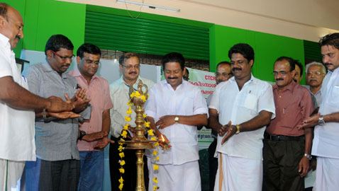 കേന്ദ്ര കിഴങ്ങുവര്‍ഗ്ഗ ഗവേഷണ കേന്ദ്രം വികസിപ്പിച്ചെടുത്ത ജൈവ കീടനാശിനിയിലൂടെ വാഴകളില്‍ നടത്തിയ തടപ്പുഴു നിയന്ത്രണ പരീക്ഷണത്തിന്റെ വിജയാഘോഷത്തിന്റേയും വിളവെടുപ്പ് മഹോത്സവത്തിന്റെയും ഉദ്ഘാടനം ഡെപ്യൂട്ടി സ്പീക്കര്‍ എന്‍.ശക്തന്‍ നിര്‍വഹിക്കുന്നു.